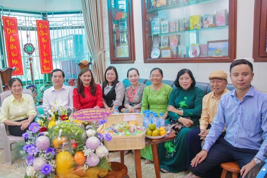 Lãnh đạo TP.HCM và phường Hạnh Thông đến thăm, tri ân gia đình cố Nhà giáo Ưu tú Nguyễn Ngọc Ký