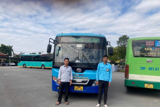 Ấm lòng nhân viên xe buýt kịp thời hỗ trợ đưa hành khách ngất trên xe đi cấp cứu