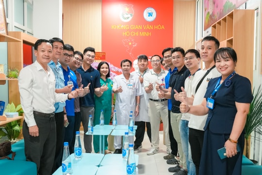 Bác sĩ Bệnh viện Thống Nhất cứu trợ người dân vùng lũ tỉnh Khánh Hòa