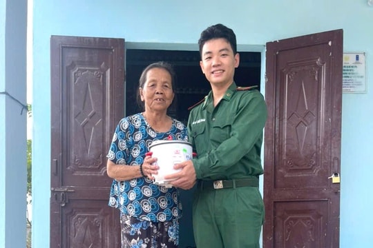 Chia sẻ khó khăn cùng người dân trong mưa lũ