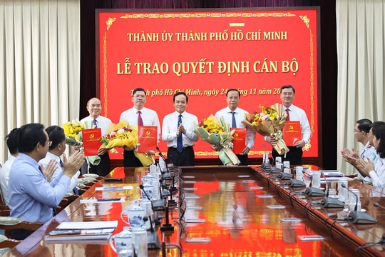 Trao Quyết định cho các tân Phó chủ tịch UBND TP.HCM