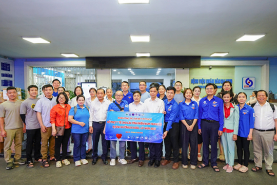 Gần 100 y, bác sĩ lên đường chi viện y tế vùng lũ miền Trung