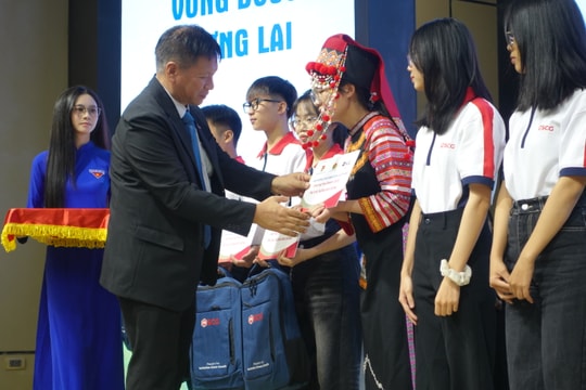 Trao học bổng trị giá 1,6 tỷ đồng cho 150 sinh viên, học sinh nghèo vượt khó