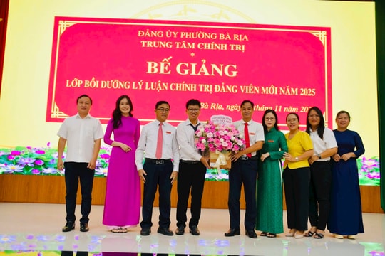 Tổ chức khai giảng và bế giảng các lớp bồi dưỡng lý luận chính trị cho Đảng viên mới