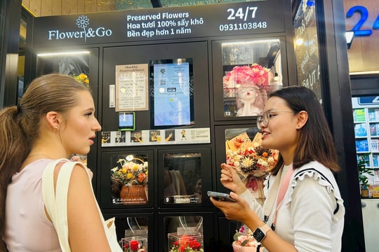 Du khách thích thú trải nghiệm máy bán hoa tự động tại Đường sách TP.HCM