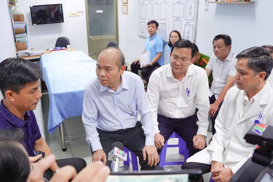 Lãnh đạo TP.HCM thăm hỏi các nạn nhân vụ cháy nhà trên đường Trần Hưng Đạo