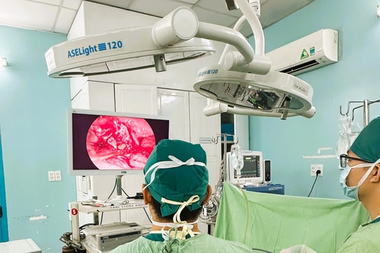 Phẫu thuật nội soi cứu bé trai 3 tuổi khỏi ổ áp-xe bụng 'khổng lồ' do ruột thừa vỡ