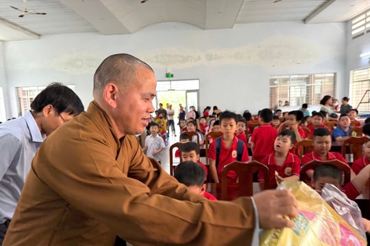Hành trình trao hàng trăm suất quà đến các hoàn cảnh khó khăn