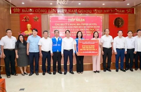 Đoàn lãnh đạo TP.HCM trao kinh phí hỗ trợ tỉnh Khánh Hòa