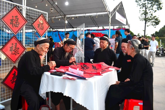 Bức tranh đa sắc màu giao lưu văn hóa