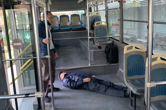 Thêm một hành khách bị ngất trên xe buýt được hỗ trợ đưa cấp cứu kịp thời