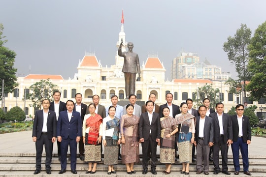 Đoàn đại biểu Chính quyền tỉnh Hủa Phăn (Lào) dâng hoa tưởng niệm Chủ tịch Hồ Chí Minh