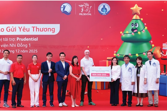 Prudential trao 2.600 phần quà Giáng Sinh cho bệnh nhi tại TP.HCM và Hà Nội