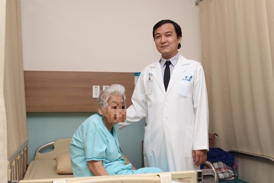 Can thiệp bơm xi măng sinh học giúp cụ bà 100 tuổi gãy xẹp đốt sống đi lại bình thường