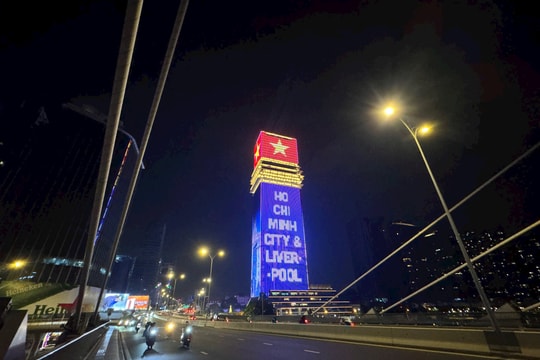 Tòa tháp Saigon Marina IFC và phố Nguyễn Huệ rực sáng mừng quan hệ hợp tác Việt Nam - Anh trước thềm năm mới