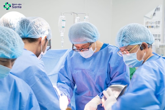 Bệnh viện Sante cùng chuyên gia Nhật phẫu thuật thay khớp “không cắt cơ”, giúp bệnh nhân đi lại sau 24h