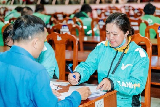 VinFast hợp tác CEP hỗ trợ tài xế xe ôm tại TP.HCM mua xe máy điện trả góp lãi suất 0%