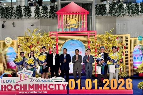 TP.HCM đón đoàn du khách quốc tế 'xông đất' đầu năm