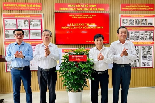 Lãnh đạo TP.HCM trao thẻ bảo hiểm y tế và quà Tết đến người dân khó khăn