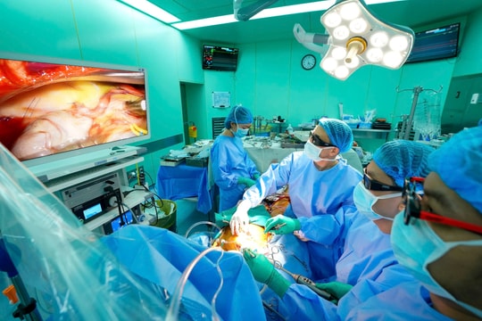 Lần đầu tiên phẫu thuật nội soi 3D thay van động mạch chủ kết hợp bắc cầu mạch vành