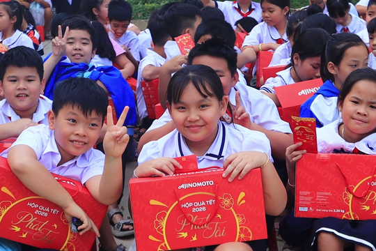 Tạp chí Khoa học phổ thông gửi Tết ấm áp đến thầy trò vùng lũ Diên Điền, Khánh Hòa