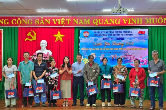 Trao quà “Xuân yêu thương” đến người dân có hoàn cảnh khó khăn