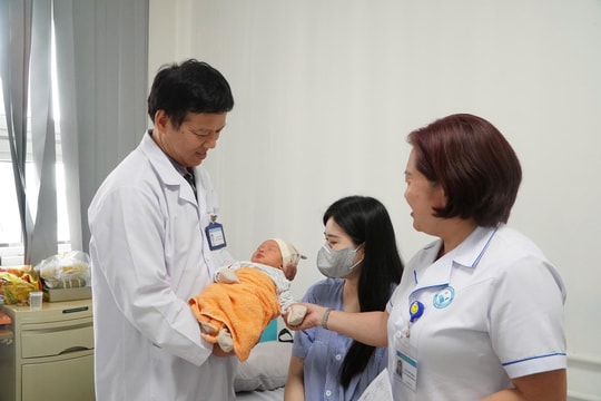 Nhân viên y tế hiến máu cứu sản phụ băng huyết nguy kịch