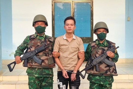 Bắt giữ đối tượng có lệnh truy nã tại cửa khẩu Mộc Bài