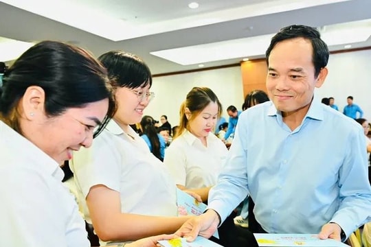 Bí thư Thành ủy TP.HCM Trần Lưu Quang trao quà Tết cho công nhân lao động