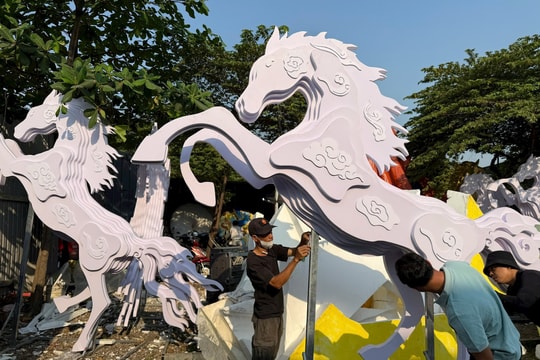 Lộ diện linh vật ngựa trên đường hoa Nguyễn Huệ dịp Tết Bính Ngọ 2026