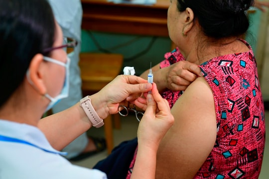 TP.HCM tăng cường phòng ngừa cúm mùa cho người cao tuổi