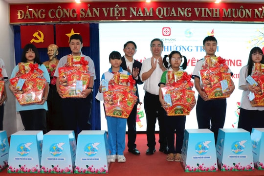 TP.HCM trao gần 3 tỷ đồng chăm lo trẻ mồ côi do dịch COVID-19