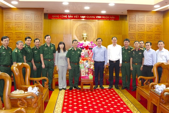 Thiếu tướng Trần Ngọc Hữu thăm, chúc tết Thành ủy TP.HCM và Bệnh viện Quân y 175