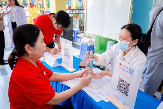 Chi hội Nam y Đồng Nai cùng Hội Chữ thập đỏ phường Bình Trưng Chăm sóc sức khỏe tại “Tết nhân ái - Xuân yêu thương” 2026
