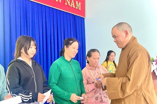 Trao 100 phần quà Tết đến người dân có hoàn cảnh khó khăn