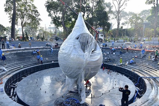 Lắp đặt biểu trưng hình giọt nước tại công viên số 1 Lý Thái Tổ
