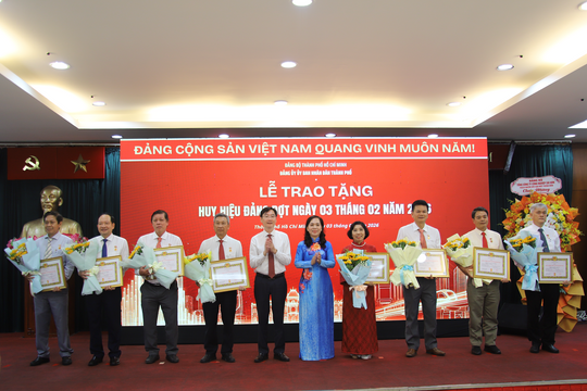 Đảng ủy UBND TP.HCM trao Huy hiệu Đảng cho 45 đảng viên