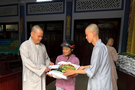 Chùa Liên Trì trao 100 phần quà cho các hộ nghèo trên địa bàn phường Vũng Tàu
