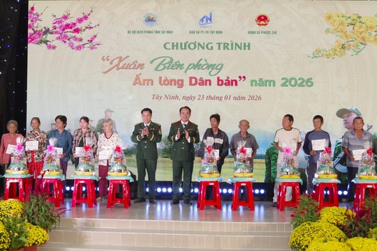 Gần 1.000 phần quà đến tay người dân khó khăn khu vực biên giới tỉnh Tây Ninh