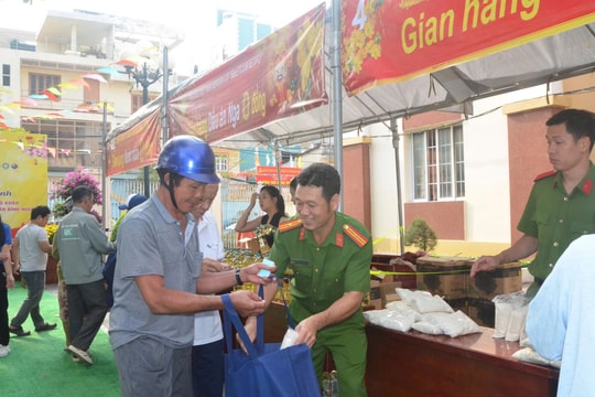 Phiên chợ 0 đồng trao 1.000 quà Tết cho người dân