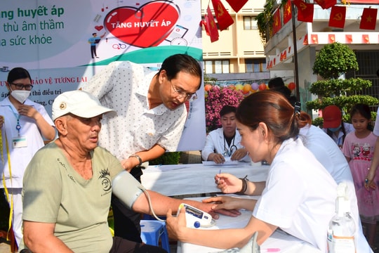 Phiên chợ nghĩa tình - trao gửi yêu thương, gắn kết cộng đồng