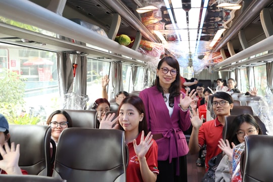 Đại học Quốc gia TP.HCM đưa hơn 200 sinh viên về quê đón Tết