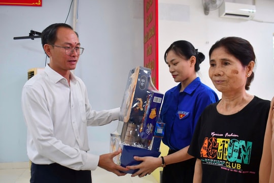 Xã Châu Pha, TP. HCM trao quà Tết cho các lực lượng trực tiếp tham gia hoạt động ấp
