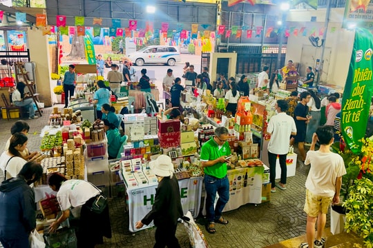 Phiên chợ gìn giữ phong vị Tết Việt giữa lòng thành phố