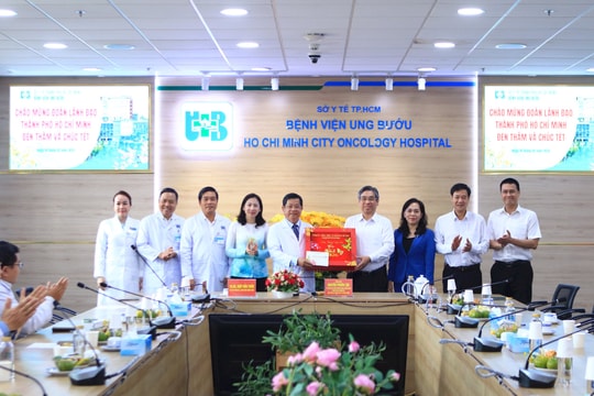 Lãnh đạo TP.HCM thăm, tặng quà bệnh nhi Bệnh viện Ung bướu TP.HCM