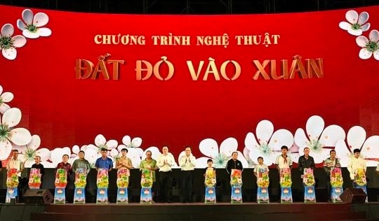 Đất đỏ vào xuân