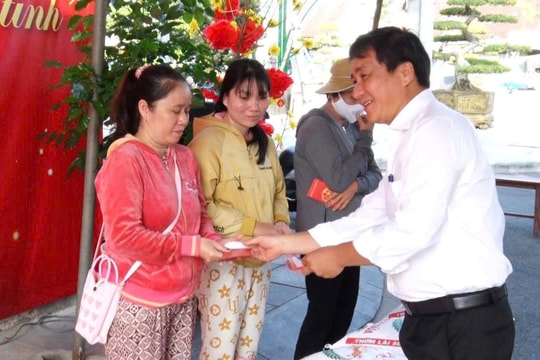 Mang Tết nghĩa tình đến với người dân xã Long Điền