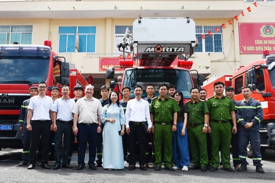 Lãnh đạo phường Rạch Dừa thăm tặng Tết các cơ quan, đơn vị trực Tết
