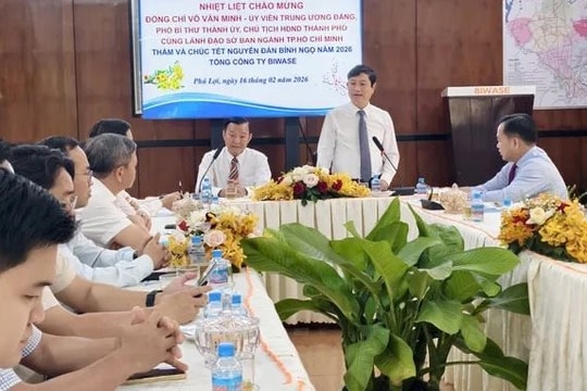 Chủ tịch HĐND TP.HCM thăm và chúc Tết các đơn vị làm nhiệm vụ trực đêm giao thừa