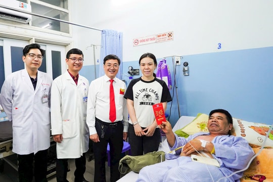 Bệnh viện Nhân dân Gia Định trao yêu thương qua những bao lì xì đầu xuân